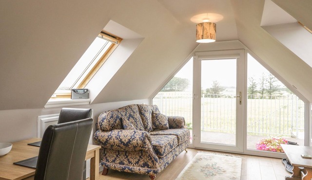 LITTLE LOCHLAIR, pet friendly, character holiday cottage in Forfar