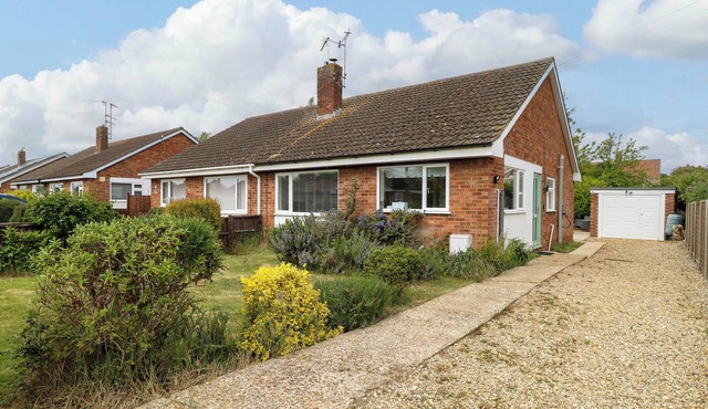 LITTLE LODGE, pet friendly, with a garden in Dersingham