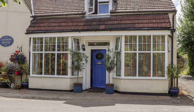 LITTLE LONDON, pet friendly, character holiday cottage in Ninfield