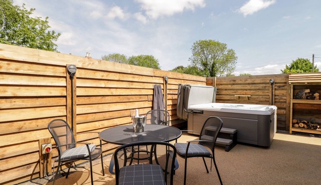 LITTLE LUGG, romantic, character holiday cottage in Hereford