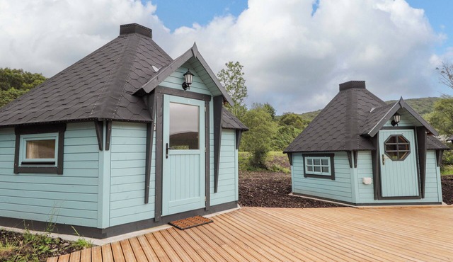 LITTLE LUXE LODGES 1, romantic, with a garden in Kyle Of Lochalsh