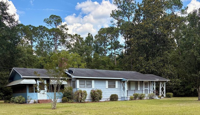 Little Magnolia Farmhouse, charming 2-bed 1.5 bath with WiFi, AC in Blackshear.