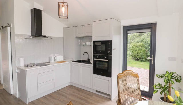 LITTLE MAGNOLIA, romantic, with a garden in Upton Upon Severn