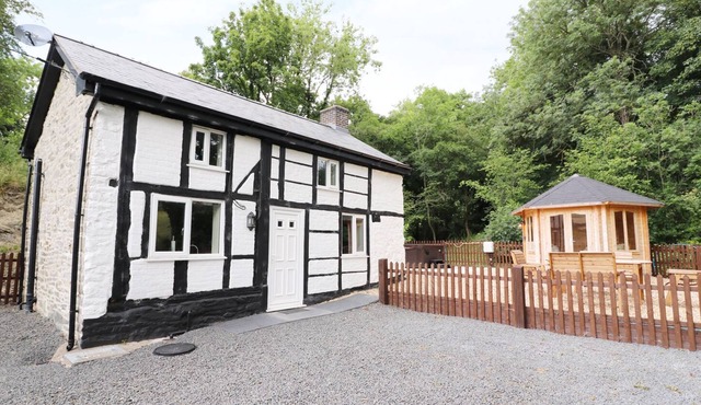 LITTLE MILL, romantic, with hot tub in Llanfair Caereinion