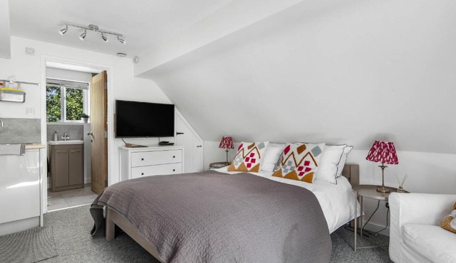 Little Moat - Moat Farm Barns a small modern studio in the garden on our family farm