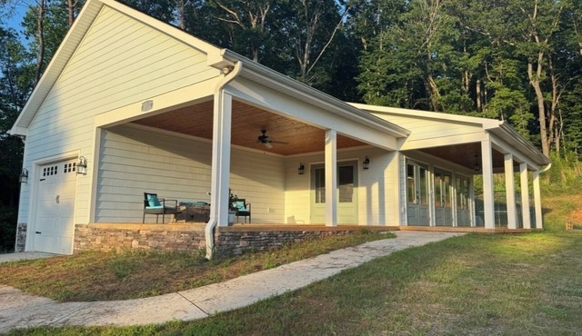 Little Mountain House - 1 bedroom in lovely semi rural setting.