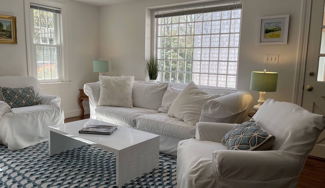 "Little Neck" Cottage just 3 minutes to Dowses Beach and downtown Osterville