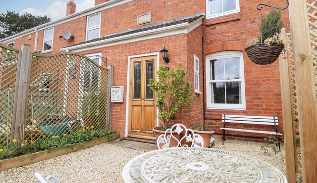 LITTLE NOO, family friendly, with a garden in Upton St Leonards