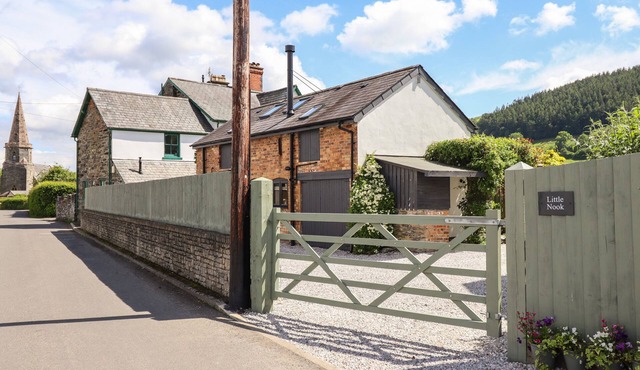 LITTLE NOOK, family friendly, with open fire in Llandrillo