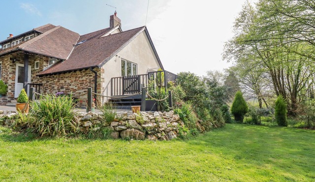 LITTLE OAKLANDS, pet friendly, with a garden in Lostwithiel