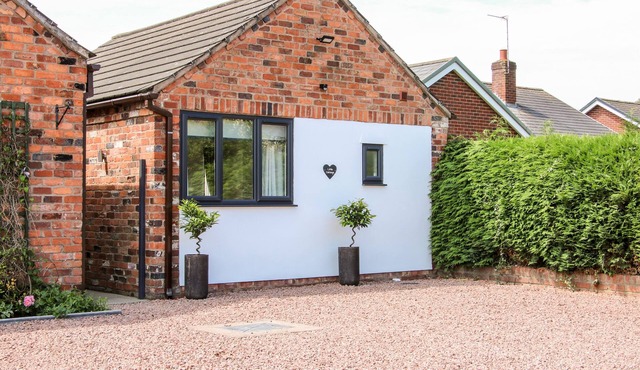 LITTLE OAKLEIGH, romantic, with a garden in Four Crosses