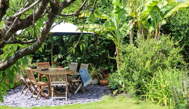 LITTLE ORCHARD, family friendly in Maiden Newton, Dorset