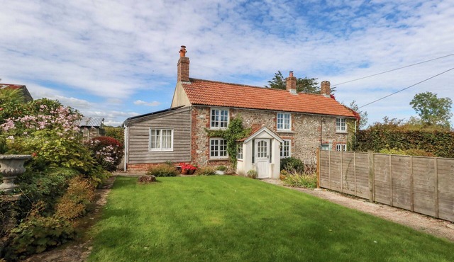 LITTLE ORCHARD, pet friendly, character holiday cottage in Chard