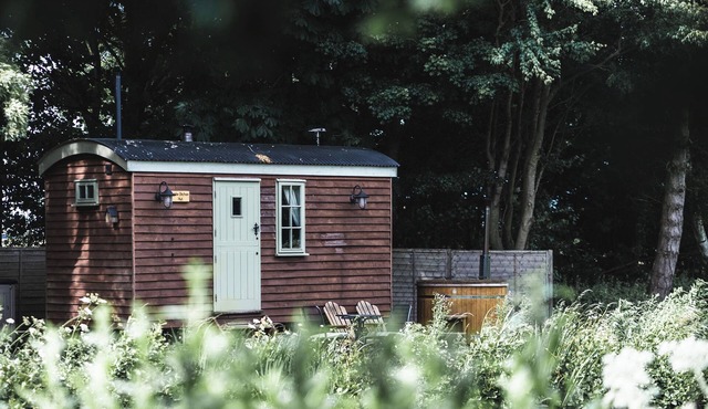 LITTLE OTCHAN SHEPHERD'S HUT, romantic, with hot tub in Roos
