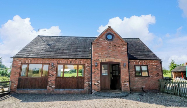 LITTLE OWL BARN, family friendly, with open fire in Upton Snodsbury