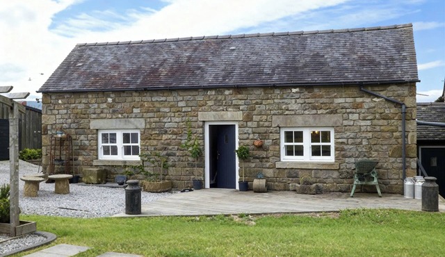 LITTLE OWL BARN, romantic, character holiday cottage in Longnor