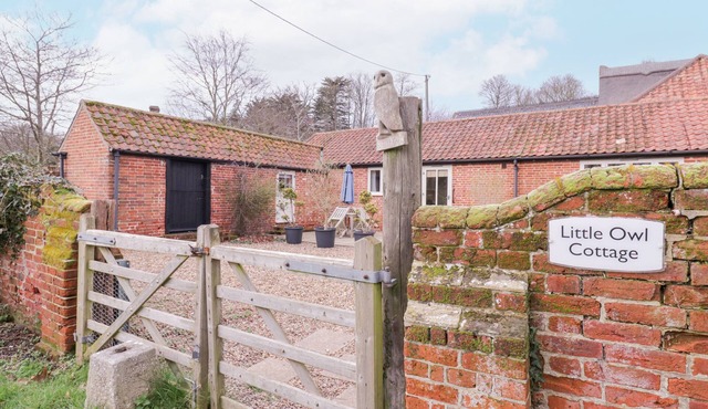 LITTLE OWL COTTAGE, pet friendly, with a garden in Westleton