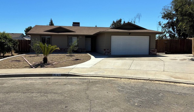 Little Palace in Turlock. 3 bdrm, 2 bath. Steps from Stanislaus Univ. & Hospital