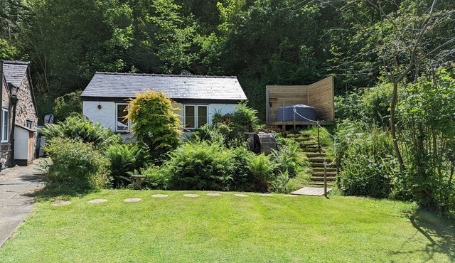LITTLE PANDY COTTAGE, romantic, character holiday cottage in Caerwys