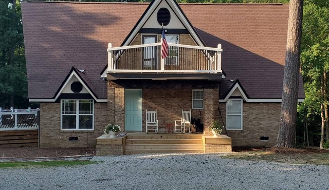 Little Piece of Paradise, Kerr Lake, Private Dock and Pickleball court!