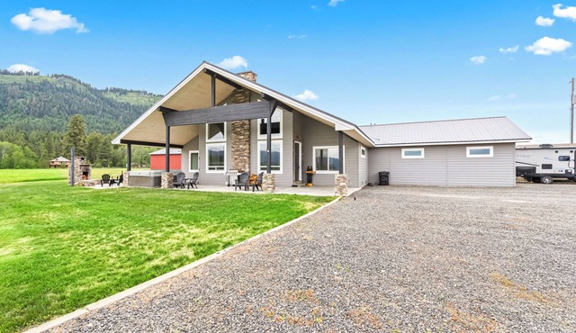 Little Pine Lodge - Hot tub, Views, Pool table & Family fun!