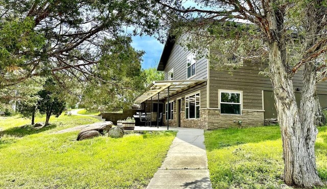 Little Pipestone Lodge w/Views