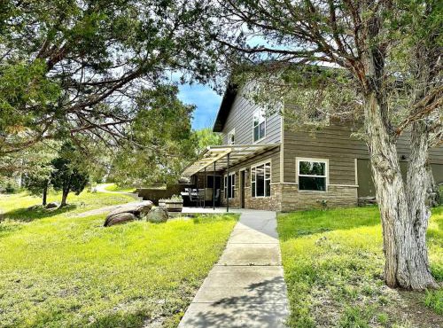 Little Pipestone Lodge w Views