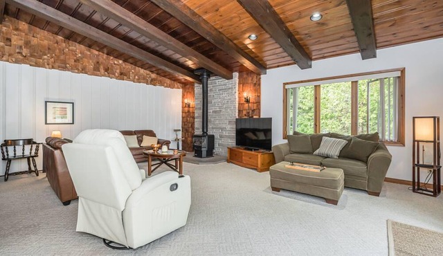 Little Point, a classic lakeside cottage