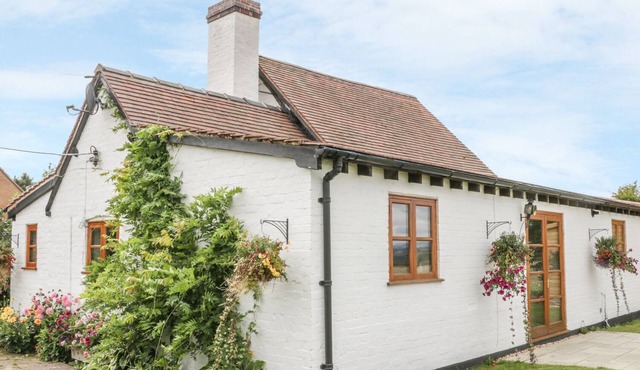 LITTLE POUND HOUSE, character holiday cottage in Mamble