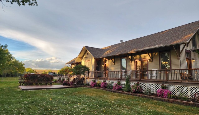 Little R&R, Entire Farmhouse, Historical 1908 Train Station