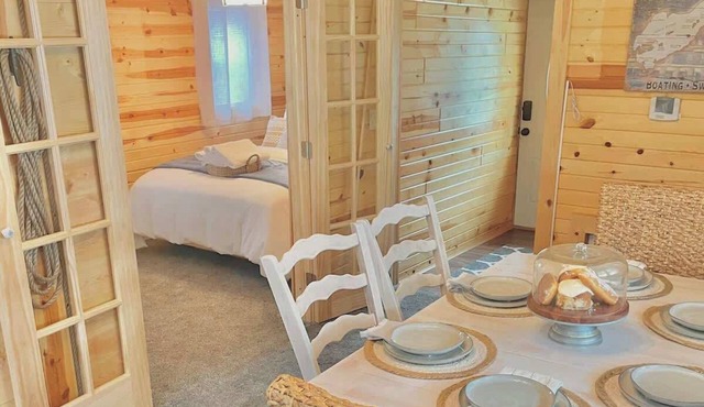 Little Red Cabin @ Buckeye Lake with Hot Tub