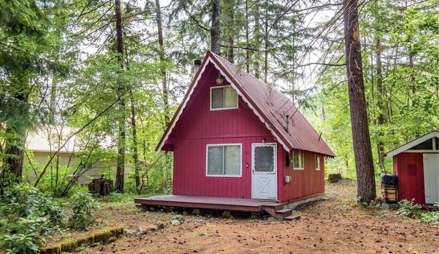 Little Red Chalet | Wifi, AC, Pet Friendly