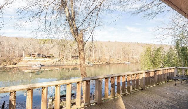 Little Red Draggin Fly~ River House with Dock