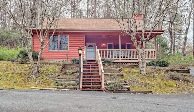 Little Red House. A charming cabin in Clayton, Ga