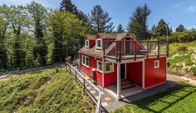 Little Red House - New Historic Home, Near Beach, 1 Dog Welcome Too!
