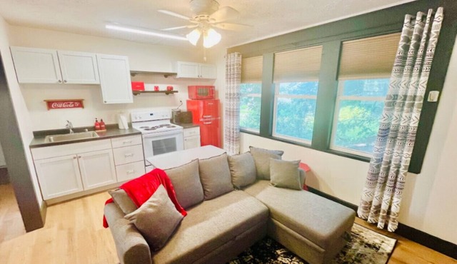 Little Red Loft | Cozy Guest Suite Apartment