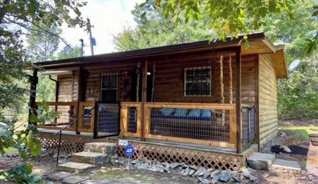 Little River Cabin. At the rim of the Canyon. Quaint, quiet and relaxing.