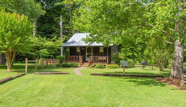 Little River Cabin - Riverfront, 1 mile from GSMNP - Romantic Getaway!