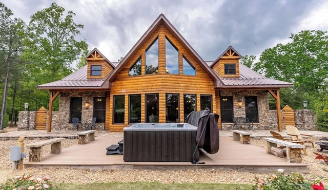 Little River Lodge sleeps 12