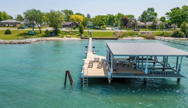 Little River Retreat - RIVERFRONT LIVING - Sleeps 8