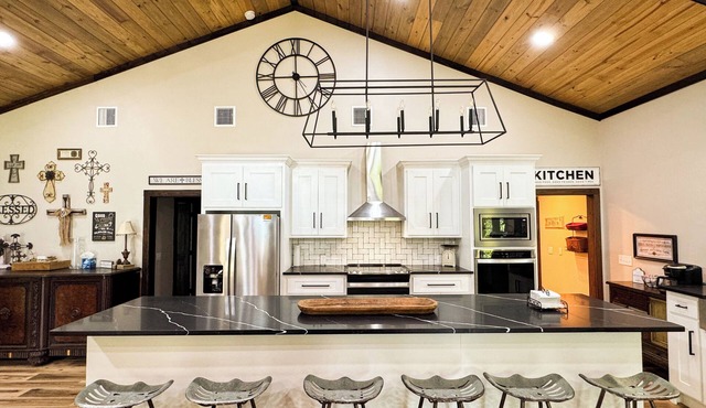 Little River Retreat~ Peaceful Countryside Getaway