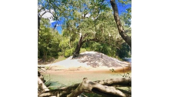 Little River Spring Cave divers poolside Hideaway