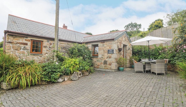 LITTLE RIVIERE, pet friendly, character holiday cottage in Hayle