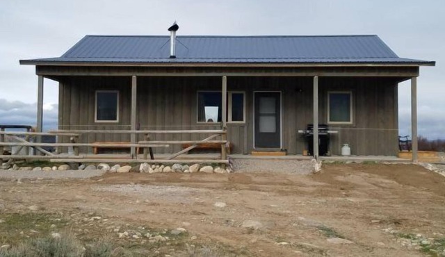 Little Rocky Creek Cabin, modern amenities/wide-open Wyoming countryside/beautiful mountain views