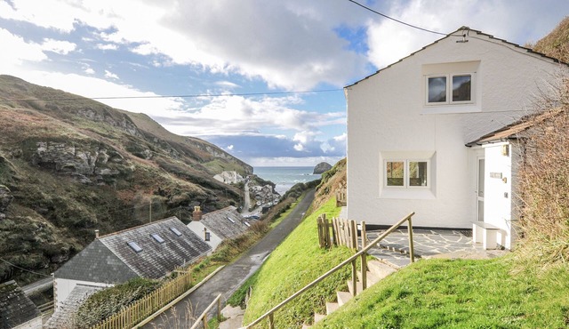LITTLE RUFFO, pet friendly, country holiday cottage in Tintagel