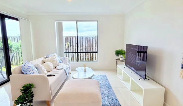 Little Santorini Home - Peaceful Family Getaway