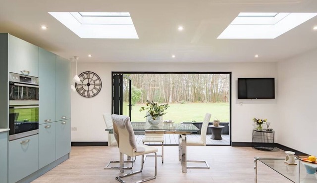 Little Seven Oaks is a one bedroom country retreat set in an ancient woodland.nn