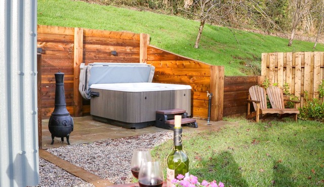 LITTLE SILVER FOX, romantic, with hot tub in High Bickington