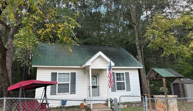 Little Southern Charm in tranquil Flovilla with AC, WiFi