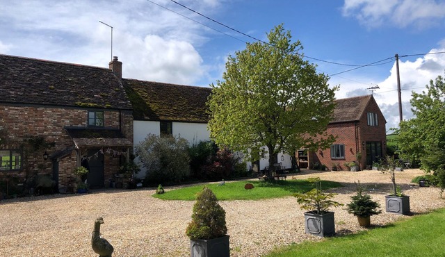 LITTLE STABLES COTTAGE, pet friendly, with open fire in Spetisbury